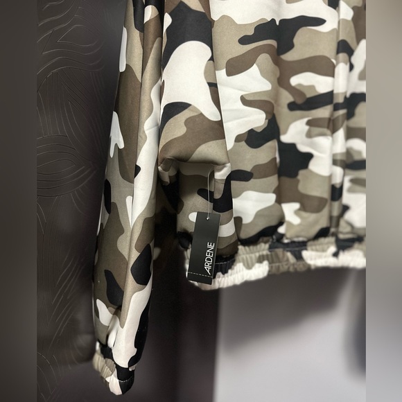 Brand new bomber jacket, army print style in size M - Picture 4 of 4